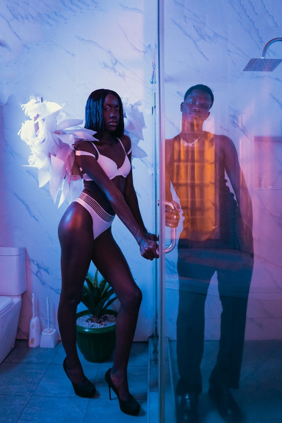 Lingerie fluorescente aux couleurs néon